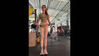 Сгибание предплечий стоя с гантелями