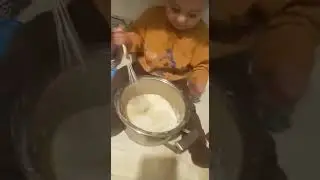 YARAMAZ ALİ Annesine Yardım ediyor