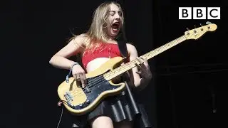 Haim performs Fleetwood Mac's 