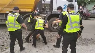 Clashes in Kiev protest against bridge construction