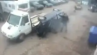Приколы  Смешное видео  Нелепые случайности  Машина упала с эвакуатора