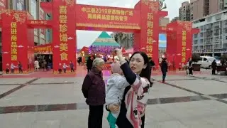 你们家乡也有这种活动吗？好多吃的穿的用的，现场便宜又热闹