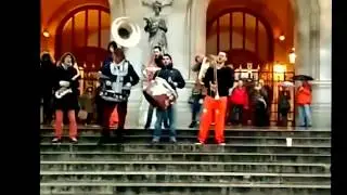 Весёлые музыканты у Гран Опера в Париже. Трип по Парижу с Шадриным Андреем.