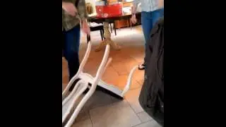 Поломали стул