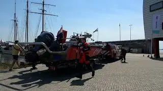 PRIO1 255113 255112 | Boot brandweer Lelystad wordt zo snel mogelijk te water gelaten voor een brand