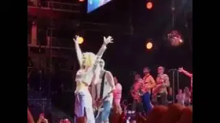 Новая солистка гр.Ленинград показала сиськи.
