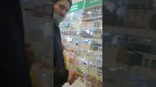 В такой холод бездомный парень ходит в шлепках 🤦‍♀️