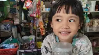 Kakak jualan ni sekalian bantuin jaga warung nenek 