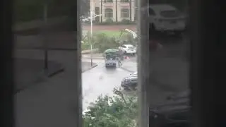 Hong Kong cyclone : guy gets crushed by his truck