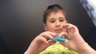 SHOWING WHAT THE FIDGET SPINNER LOOKS LIKE