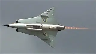 SAAB 35 Draken Airshow Performance - Big Afterburner!