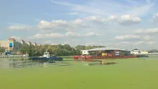Перевозка речным транспортом 54-метрового моста, который свяжет остров Балчуг с Парком Горького