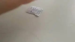 нашёл маленький кусочек бумажки
