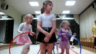 обруч и лента. Открытое занятие в детском саду. Дети 4-6 лет
