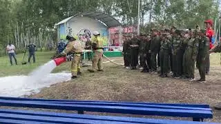 Пожарные демонстрируют кадетам работу пены. 