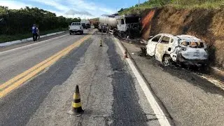 CARRETA E CARRO PEGAM FOGO APÓS BATIDA