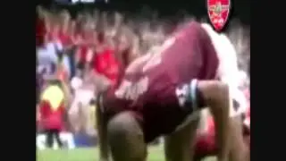 الفرنسي هنري يسجد لله عز و جل.......و تعجب رفاقه