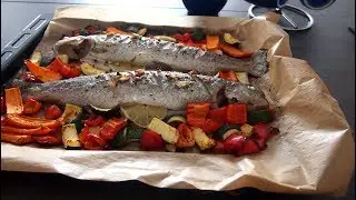 Pstrąg pieczony z cukinią, marchewką i papryką