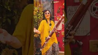 Aida toca en el barrio Raval