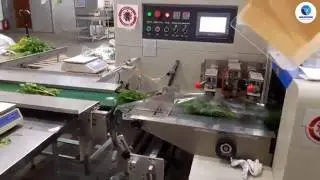 Упаковка зелени на горизонтальной машине