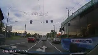 дурак который щемится под автобус