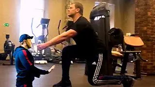 Выпады в кроссовере на месте