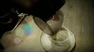 Мой первый кофе с молоком.Официант наливает молоко.🐶🌰