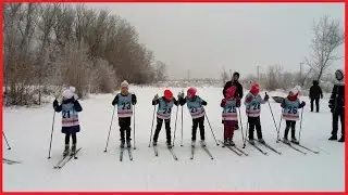 Амина и Алина едут на лыжах. Костанай. Лыжная база.