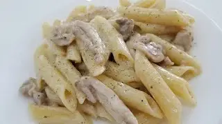 Макароны с курицей в сливочном соусе.