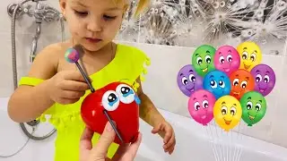 Катя лопает шарики с водой и поёт песню для детей семья пальчиков Видео для детей
