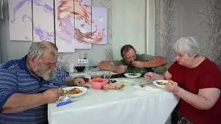 Как вкусно кушает эта семья из деревни своими руками приготовленное блюдо