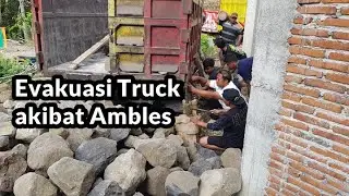 Warga Desa Pulerejo membantu evakuasi truk [Bakung, Blitar]