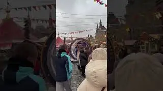У стен Кремля развернулась новогодняя ярмарка, туристов очень много