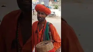 गांव में आया सांप लेकर बाबा