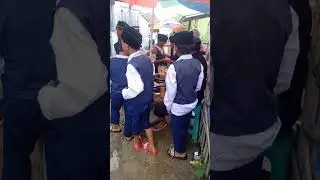 para pejuang uang recehan tetap jualan walau kebanjiran