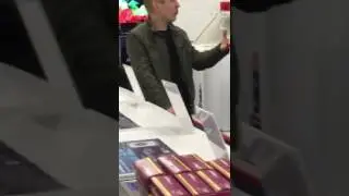 псих крушит технику
