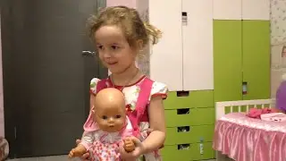 Кукла беби бон играет с мамой Собирается в магазин Baby doll video for kids