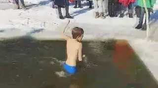 ИСКУПАЛСЯ ЗИМОЙ В ПРОРУБЕ НА КРЕЩЕНИЕ , КЛАСНО НО ХОЛОДНОО....