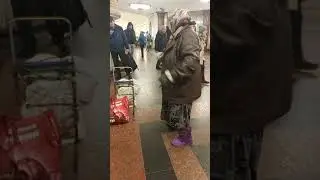 Бабушка танцует под 
