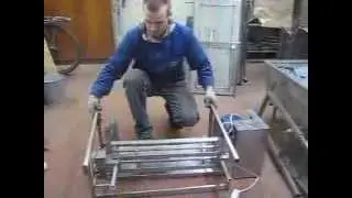 Сборка машины для вскрывания сот
