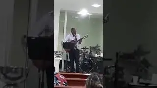 Cantor evangélico Genézio louvando.