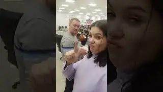 когда зовут на другую работу, но ты стоишь за эту улицу🤣