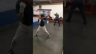 este video enseña el movimiento correcto del pie trasero a la hora  de sacar golpes de poder 