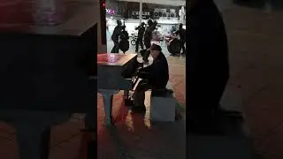 Старый дирижёр на улице в Нетании