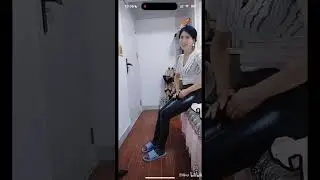 1 教皮裤熟女按揉肚子  