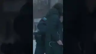 В россии задержали 15 летнюю девочку,за то что она положила цветы, памяти погибшим в Днепре 🇺🇦