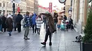 Бичи отжигают, танцуют на Невском проспекте. Санкт-Петербург