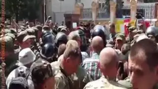Стычки с "айдаровцами" возле Администрации президента
