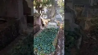 Могила Петра Ивановича Безродного во Франции на кладбище Сент Женевьев де Буа