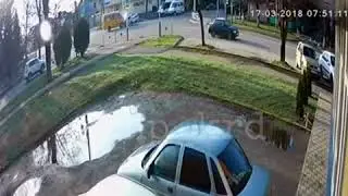 Маршрутка врезалась в автомобиль ДПС в Майкопе